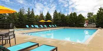 Invigorating swimming pool